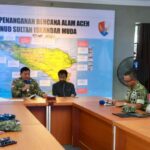Menteri Pertahanan, Sjafrie Sjamsoeddin (kedua dari kiri) bersama Panglima TNI, Jenderal TNI Agus Subiyanto (kiri), Gubernur Aceh, Muzakir Manaf (tengah), Panglima Komando Daerah Militer Iskandar Muda, Mayor Jenderal TNI Joko Hadi Susilo (kedua dari kanan), dan Direktur Utama PLN, Darmawan Prasodjo (kanan) berkoordinasi terkait penanganan bencana alam di Aceh. Foto: Dok PLN