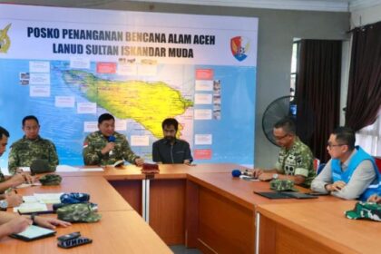 Menteri Pertahanan, Sjafrie Sjamsoeddin (kedua dari kiri) bersama Panglima TNI, Jenderal TNI Agus Subiyanto (kiri), Gubernur Aceh, Muzakir Manaf (tengah), Panglima Komando Daerah Militer Iskandar Muda, Mayor Jenderal TNI Joko Hadi Susilo (kedua dari kanan), dan Direktur Utama PLN, Darmawan Prasodjo (kanan) berkoordinasi terkait penanganan bencana alam di Aceh. Foto: Dok PLN