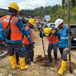Tim PLN Unit Induk Distribusi Sumatra Barat melaksanakan pemasangan tiang listrik di wilayah terdampak bencana sejak 3 Desember 2025. Kegiatan ini bertujuan memulihkan jaringan listrik yang terputus akibat bencana. Perbaikan dilakukan di wilayah Kabupaten Agam (4/12/2025). Foto: Ist
