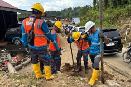 Tim PLN Unit Induk Distribusi Sumatra Barat melaksanakan pemasangan tiang listrik di wilayah terdampak bencana sejak 3 Desember 2025. Kegiatan ini bertujuan memulihkan jaringan listrik yang terputus akibat bencana. Perbaikan dilakukan di wilayah Kabupaten Agam (4/12/2025). Foto: Ist