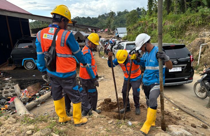 Tim PLN Unit Induk Distribusi Sumatra Barat melaksanakan pemasangan tiang listrik di wilayah terdampak bencana sejak 3 Desember 2025. Kegiatan ini bertujuan memulihkan jaringan listrik yang terputus akibat bencana. Perbaikan dilakukan di wilayah Kabupaten Agam (4/12/2025). Foto: Ist