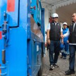 Dirut PAM Jaya, Arief Nasrudin saat menyerahkan IPA Mobile pada gubernur DKI Jakarta, Pramono Anung.(Foto istimewa)