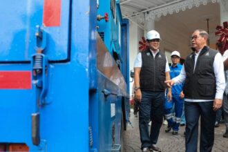 Dirut PAM Jaya, Arief Nasrudin saat menyerahkan IPA Mobile pada gubernur DKI Jakarta, Pramono Anung.(Foto istimewa)