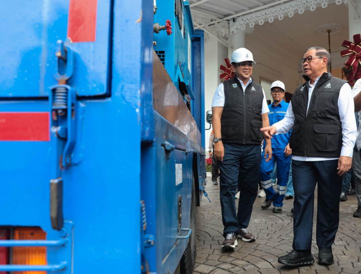 Dirut PAM Jaya, Arief Nasrudin saat menyerahkan IPA Mobile pada gubernur DKI Jakarta, Pramono Anung.(Foto istimewa)