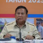 Presiden Prabowo Subianto memimpin rapat terbatas (ratas) di posko terpadu penanganan bencana alam Aceh di Pangkalan Udara Sultan Iskandar Muda, Aceh Besar, Minggu (7/12/2025). (Foto: BPMI Setpres)