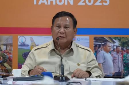 Presiden Prabowo Subianto memimpin rapat terbatas (ratas) di posko terpadu penanganan bencana alam Aceh di Pangkalan Udara Sultan Iskandar Muda, Aceh Besar, Minggu (7/12/2025). (Foto: BPMI Setpres)
