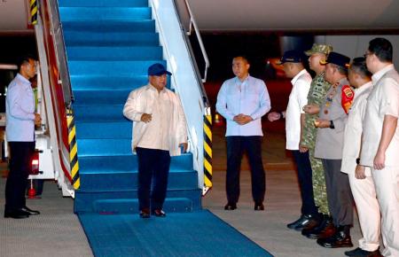 Presiden Prabowo Subianto tiba di Medan, Sumatra Utara usai menyelesaikan rangkaian kunjungan kenegaraan ke Pakistan dan Rusia. (Foto: BPMI Setpres)