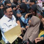 Gubernur DKI Jakarta, Pramono Anung saat menyerahkan pemutihan ijazah.(Foto istimewa)