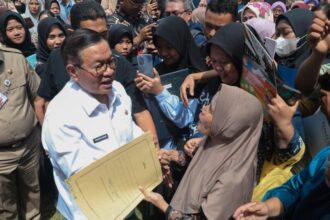 Gubernur DKI Jakarta, Pramono Anung saat menyerahkan pemutihan ijazah.(Foto istimewa)