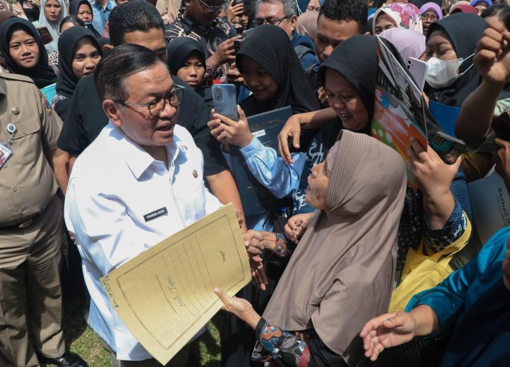 Gubernur DKI Jakarta, Pramono Anung saat menyerahkan pemutihan ijazah.(Foto istimewa)