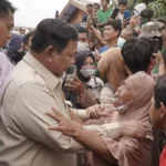 Presiden Prabowo ketika mengunjungi pengungsi di Aceh Tamiang. Foto : Ist