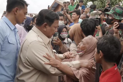 Presiden Prabowo ketika mengunjungi pengungsi di Aceh Tamiang. Foto : Ist