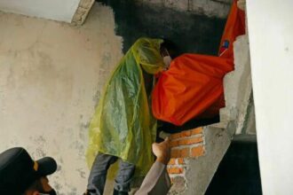 Polisi tengah lakukan evakuasi jenazah yang diduga bunuh diri di Ciputat.