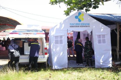 Tenda Pusat Krisis Kesehatan (Puskris) milik Kementerian Kesehatan disiagakan dalam upaya pencegahan terhadap potensi penyakit berbasis lingkungan pasca bencana di wilayah Sumatera Barat, Sabtu (6/12/2025). Foto: Ist