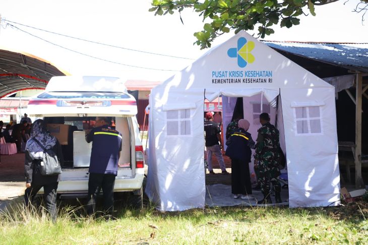 Tenda Pusat Krisis Kesehatan (Puskris) milik Kementerian Kesehatan disiagakan dalam upaya pencegahan terhadap potensi penyakit berbasis lingkungan pasca bencana di wilayah Sumatera Barat, Sabtu (6/12/2025). Foto: Ist