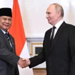 Presiden Rusia Vladimir Putin menyambut Presiden Indonesia Prabowo Subianto di Forum Ekonomi Internasional St. Petersburg (SPIEF). Foto/sputnik