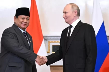 Presiden Rusia Vladimir Putin menyambut Presiden Indonesia Prabowo Subianto di Forum Ekonomi Internasional St. Petersburg (SPIEF). Foto/sputnik