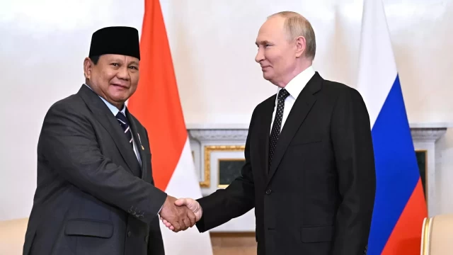 Presiden Rusia Vladimir Putin menyambut Presiden Indonesia Prabowo Subianto di Forum Ekonomi Internasional St. Petersburg (SPIEF). Foto/sputnik