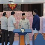 Presiden Prabowo Subianto saat menghadiri penyerahan uang rampasan dan pengembalian kawasan hutan oleh Kejaksaan Agung kepada negara di Gedung Bundar Kejaksaan Agung, Jakarta Selatan, Rabu (24/12/2025). Foto: Yudha Krastawan/ipol.id