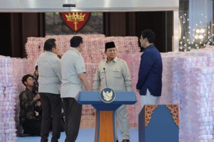 Presiden Prabowo Subianto saat menghadiri penyerahan uang rampasan dan pengembalian kawasan hutan oleh Kejaksaan Agung kepada negara di Gedung Bundar Kejaksaan Agung, Jakarta Selatan, Rabu (24/12/2025). Foto: Yudha Krastawan/ipol.id