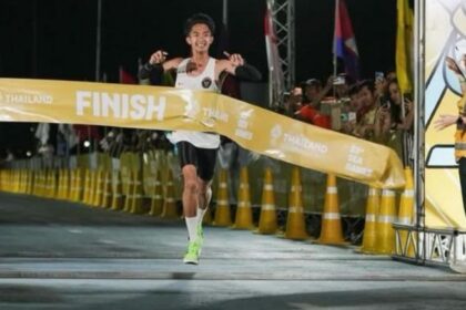Atlet lari nasional, Robi Syianturi menunjukkan aksi mulia usai mencatatkan sejarah dengan meraih medali emas nomor marathon pada SEA Games 2025 Thailand.