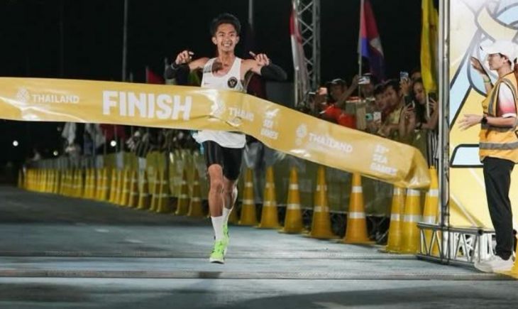Atlet lari nasional, Robi Syianturi menunjukkan aksi mulia usai mencatatkan sejarah dengan meraih medali emas nomor marathon pada SEA Games 2025 Thailand.