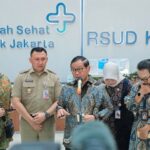 Gubernur DKI Jakarta,Pramono Anung saat menjenguk korban SDN Kalibaru 01, Cilincing, Jakarta Utara.(Foto istimewa)