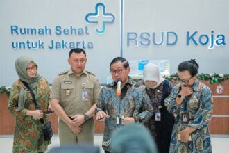 Gubernur DKI Jakarta,Pramono Anung saat menjenguk korban SDN Kalibaru 01, Cilincing, Jakarta Utara.(Foto istimewa)