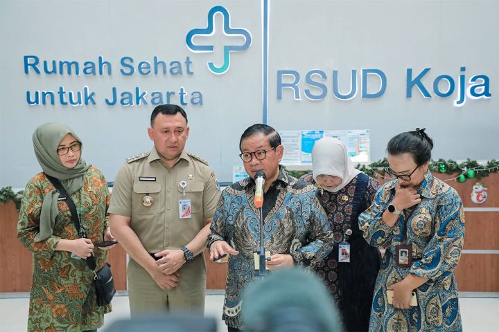 Gubernur DKI Jakarta,Pramono Anung saat menjenguk korban SDN Kalibaru 01, Cilincing, Jakarta Utara.(Foto istimewa)