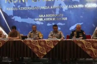 Kepala Rumah Sakit (Karumkit) Polri Kramat Jati, Brigjen Pol Prima Heru Yulihartono bersama Kapolres Metro Jakarta Selatan, Kombes Nicolas Ary Lilipaly bersama jajaran dalam konfrensi pers hasil pemeriksaan DNA dan gigi atas temuan kerangka diduga Alvaro Kiano Nugroho, 6, korban pembunuhan dan penculikan di RS Polri Kramat Jati, Jakarta Timur, Kamis (4/12/2025). Foto: Ist