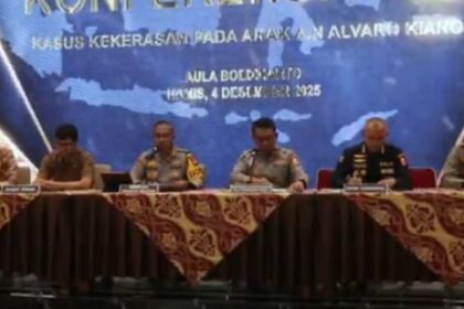 Kepala Rumah Sakit (Karumkit) Polri Kramat Jati, Brigjen Pol Prima Heru Yulihartono bersama Kapolres Metro Jakarta Selatan, Kombes Nicolas Ary Lilipaly bersama jajaran dalam konfrensi pers hasil pemeriksaan DNA dan gigi atas temuan kerangka diduga Alvaro Kiano Nugroho, 6, korban pembunuhan dan penculikan di RS Polri Kramat Jati, Jakarta Timur, Kamis (4/12/2025). Foto: Ist