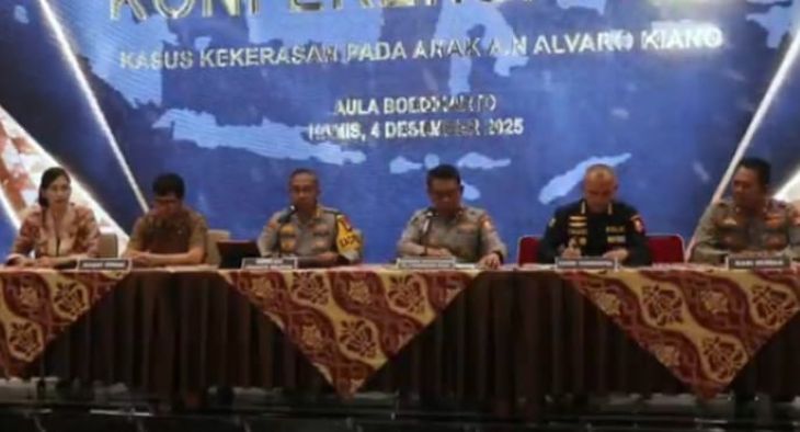 Kepala Rumah Sakit (Karumkit) Polri Kramat Jati, Brigjen Pol Prima Heru Yulihartono bersama Kapolres Metro Jakarta Selatan, Kombes Nicolas Ary Lilipaly bersama jajaran dalam konfrensi pers hasil pemeriksaan DNA dan gigi atas temuan kerangka diduga Alvaro Kiano Nugroho, 6, korban pembunuhan dan penculikan di RS Polri Kramat Jati, Jakarta Timur, Kamis (4/12/2025). Foto: Ist