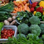 Ilustrasi, Sayuran dan buah-buahan segar untuk dijual di kios pasar. (8/12/2025) pagi. Foto: Istock @tylim