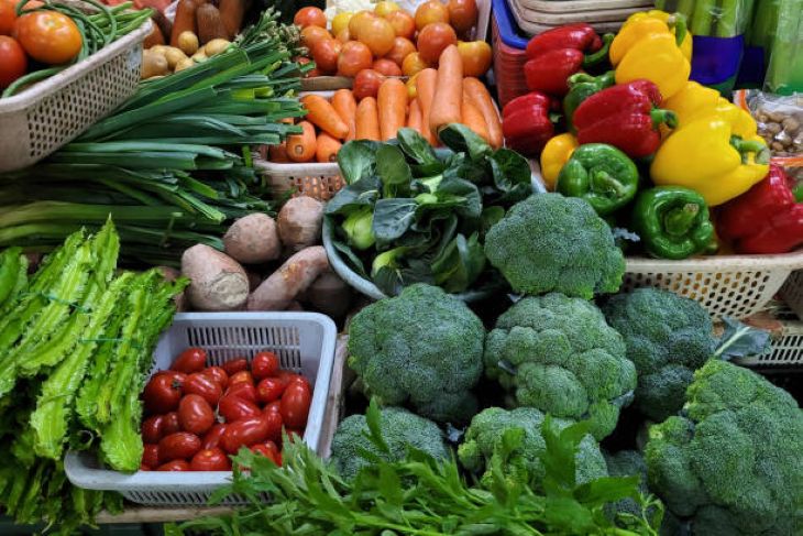 Ilustrasi, Sayuran dan buah-buahan segar untuk dijual di kios pasar. (8/12/2025) pagi. Foto: Istock @tylim