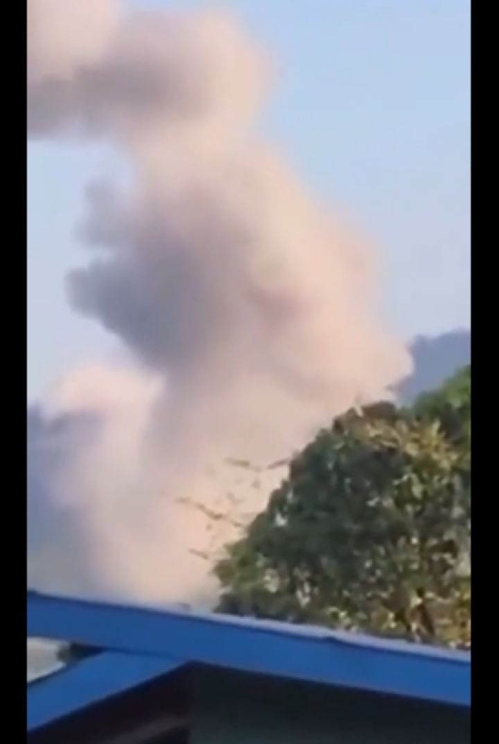 Asap membumbung tinggi seusai serangan udara jet tempur Thailand ke wilayah Kamboja. Foto: Tangkapan layar X INDIAN