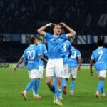 Striker Napoli Rasmus Hojlund merayakan golnya ke gawang Juventus pada giornata ke-14 Liga Italia 2025-2026 di Stadio Diego Armando Maradona, Senin (8/12/2025) dini hari WIB. (Foto: Football Italia)