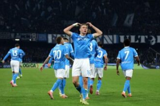 Striker Napoli Rasmus Hojlund merayakan golnya ke gawang Juventus pada giornata ke-14 Liga Italia 2025-2026 di Stadio Diego Armando Maradona, Senin (8/12/2025) dini hari WIB. (Foto: Football Italia)