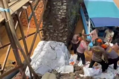 Polda Sumut dan Polres Tapanuli Tengah bergerak cepat memperbaiki Jembatan Pandan di Tapteng, Sumatera Utara. Foto: Tangkap layar IG @berita061