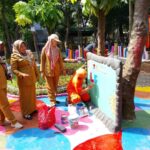 Suasana penataan lahan tidur dilakukan oleh lima anggota PPSU dengan melukis menjadi sebuah taman hijau yang cantik dan menarik di Jalan Raya Munjul, RW 02, Kelurahan Munjul, Cipayung, Jakarta Timur, Selasa (2/12/2025). Foto: Ist