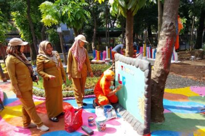 Suasana penataan lahan tidur dilakukan oleh lima anggota PPSU dengan melukis menjadi sebuah taman hijau yang cantik dan menarik di Jalan Raya Munjul, RW 02, Kelurahan Munjul, Cipayung, Jakarta Timur, Selasa (2/12/2025). Foto: Ist