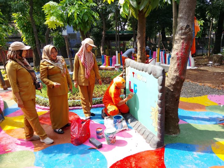 Suasana penataan lahan tidur dilakukan oleh lima anggota PPSU dengan melukis menjadi sebuah taman hijau yang cantik dan menarik di Jalan Raya Munjul, RW 02, Kelurahan Munjul, Cipayung, Jakarta Timur, Selasa (2/12/2025). Foto: Ist