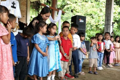 Suasana perayaan natal bersama anak-anak penyintas bencana banjir dan tanah longsor di HKPB Parsingkaman, Desa Pagaran Lambung 1, Tapanuli Utara, Sabtu (27/12/2025). Foto: Ist