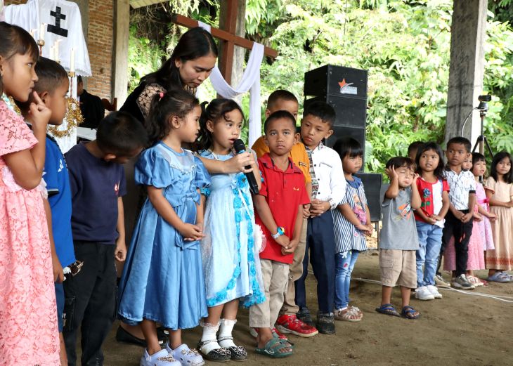 Suasana perayaan natal bersama anak-anak penyintas bencana banjir dan tanah longsor di HKPB Parsingkaman, Desa Pagaran Lambung 1, Tapanuli Utara, Sabtu (27/12/2025). Foto: Ist