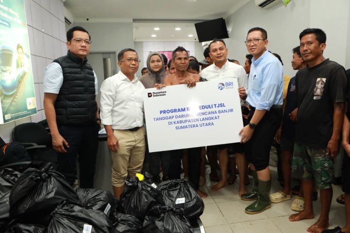 Tim Satuan Tanggap Bencana “Tim Elang Relawan BRI” bersama pekerja BRI melalui Unit Kerja terdekat, menyalurkan ribuan paket makanan cepat saji, sembako, obat-obatan, kasur, perlengkapan bayi, dan air mineral, khususnya bagi warga terdampak bencana Sumut - Sumbar. Foto: Dok BRI
