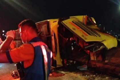 PO Cahaya Trans kecelakaan di ruas simpang susun exit tol Krapyak Kota Semarang, Senin (22/12/2025) dini hari. Foto: Instagram @relawangabungansemarang