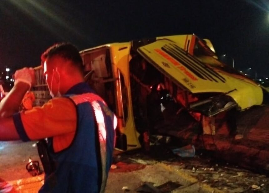 PO Cahaya Trans kecelakaan di ruas simpang susun exit tol Krapyak Kota Semarang, Senin (22/12/2025) dini hari. Foto: Instagram @relawangabungansemarang