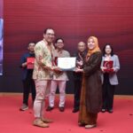 GM Telkom Corporate University M. Subhan Iswahyudi (kiri) saat memberikan sertifikat kepada Founder & CEO Research Synergy Foundation Assoc. Prof. Dr. Hendrati Dwi Mulyaningsih (kanan) saat acara International Conference on Research in Emerging Technologies and Strategic Business & The 10th International Seminar and Conference on Learning Organisation (ICRES–ISCLO 2025) di Bandung, beberapa waktu lalu. Foto: Telkom Indonesia