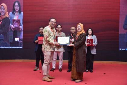 GM Telkom Corporate University M. Subhan Iswahyudi (kiri) saat memberikan sertifikat kepada Founder & CEO Research Synergy Foundation Assoc. Prof. Dr. Hendrati Dwi Mulyaningsih (kanan) saat acara International Conference on Research in Emerging Technologies and Strategic Business & The 10th International Seminar and Conference on Learning Organisation (ICRES–ISCLO 2025) di Bandung, beberapa waktu lalu. Foto: Telkom Indonesia