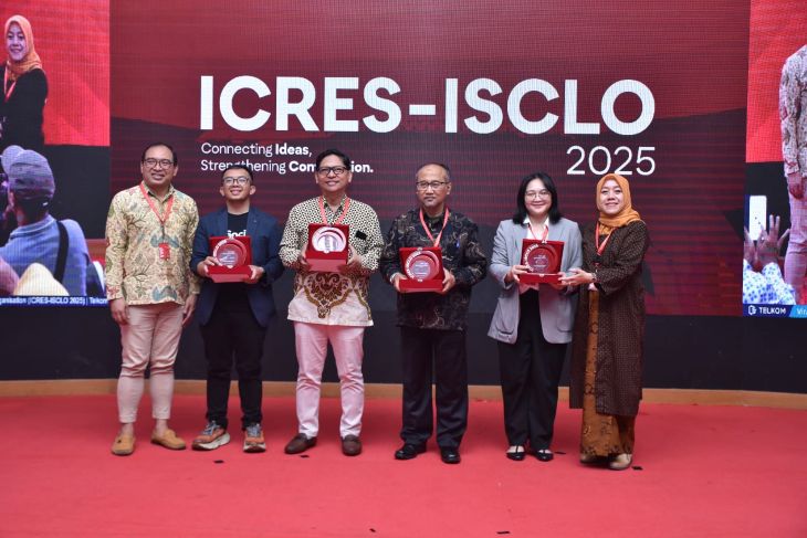 SGM Telkom Corporate University M. Subhan Iswahyudi (paling kiri) dan Founder & CEO Research Synergy Foundation Assoc. Prof. Dr. Hendrati Dwi Mulyaningsih (paling kanan) saat memberikan penghargaan kepada para panelis dan narasumber pada acara International Conference on Research in Emerging Technologies and Strategic Business & The 10th International Seminar and Conference on Learning Organisation (ICRES–ISCLO 2025) di Bandung, beberapa waktu lalu. Foto: Telkom Indonesia
