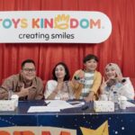 General Manager Marketing Toys Kingdom, Ellen Widodo dalam perayaan puncak Bintang Bongkar Mainan (BBM) 2025 bersama tim Toys Kingdom berkunjung langsung ke rumah para pemenang, (8/12/2025). Foto: Ist